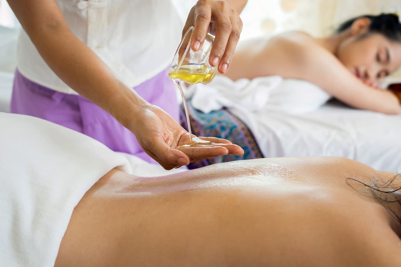 Diffuseur, bougies et serviette dans une ambiance zen