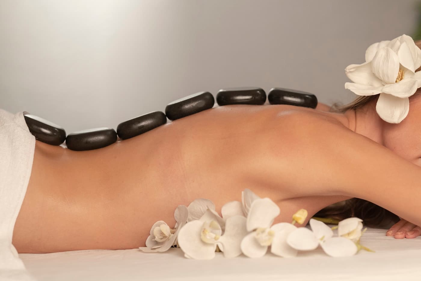 Massage aux pierres chaudes dans une ambiance feutrée