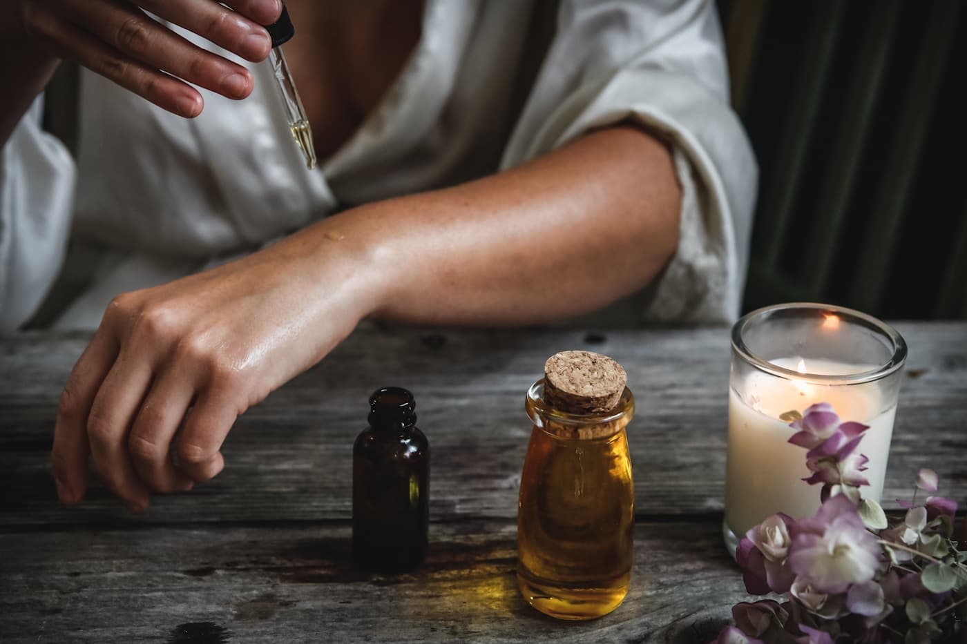 Serviette roulée et bougie, détail d'ambiance